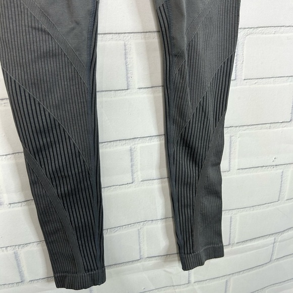 Zyia Active Grey Grid Performance Hi Rise Legging size small - Picture 3 of 7